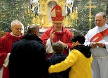 Po Mszy św. biskup opolski udzielał wszystkim obecnym indywidualnego błogosławieństwa.