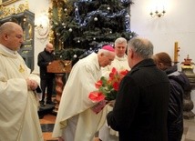 Bp Andrzej F. Dzuba przyjmuje dary ołtarza przyniesione przez energetyków