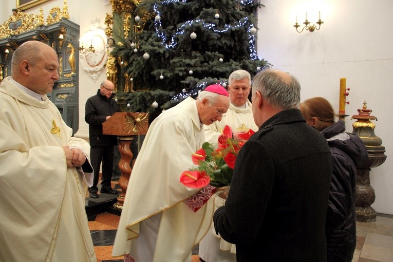 Bp Andrzej F. Dzuba przyjmuje dary ołtarza przyniesione przez energetyków