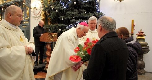 Bp Andrzej F. Dzuba przyjmuje dary ołtarza przyniesione przez energetyków