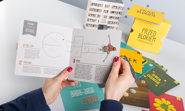Książka-nieksiążka  „Przed blokiem” prezentuje w pomysłowej szacie graficznej, na tekturowych kartach,  55 podwórkowych gier  i zabaw dla dzieci z czasów,  kiedy nie było smartfonów.