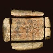 Tablice Plimptona 322 znaleziono w Tell Senkereh na południu Iraku, czyli w miejscu, w którym kiedyś znajdowało się mezopotamskie miasto- -państwo Larsa.