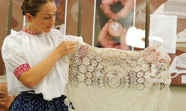 Beata Legierska tworzy nowe wzory koronki.