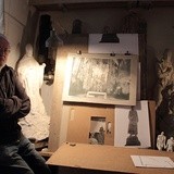 Prof. Stanisław Radwański prezentuje jeden z projektów bursztynowego ołtarza