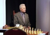 Marek Niedźwiecki od 35 lat niestrudzenie propaguje wśród młodych ludzi grę w szachy