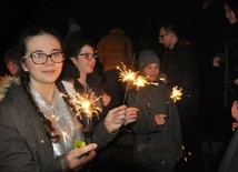 Młodzi podziwiając pokaz fajerwerków trzymali zapalone zimne ognie.