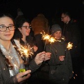 Młodzi podziwiając pokaz fajerwerków trzymali zapalone zimne ognie.