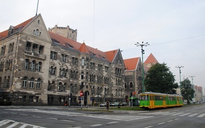 Tramwaj wykoleił się i wjechał w budynek w centrum Poznania