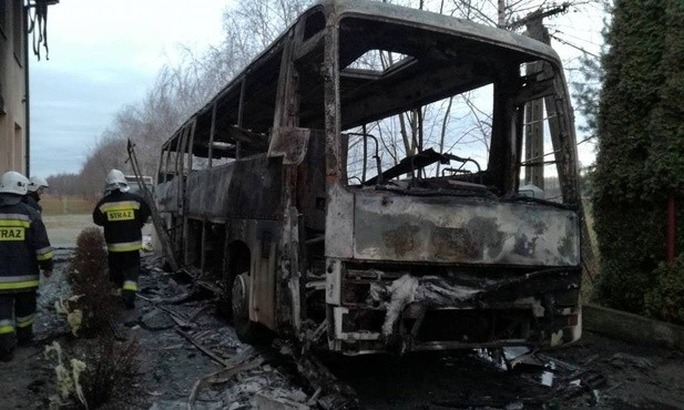 Autobus, od którego zapaliła się szkoła