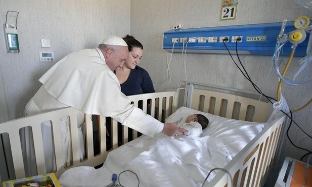 Papież złożył niezapowiedzianą wizytę w szpitalu dziecięcym