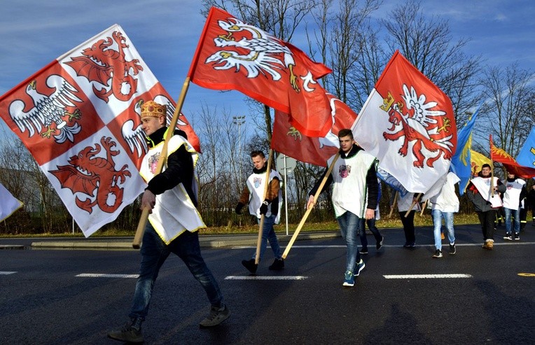 Czerwińskiemu orszakowi towarzyszyły patriotyczne symbole