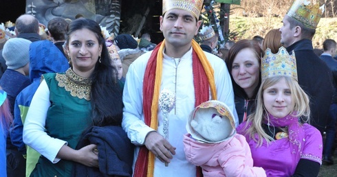 Pan Rahul (w środku) zagrał Heroda