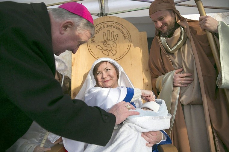 Chóry anielskie na Targówku. Na schodach sanktuarium