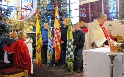 Trzej Królowie podczas Eucharystii zajęli miejsca w prezbiterium