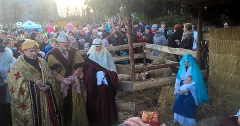 Trzej Królowie oddali pokłon Jezusowi, Maryi i Józefowi.