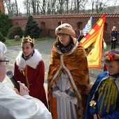 Ks. Paweł Olszewski wita trzech króli przybyłych na czele orszaku