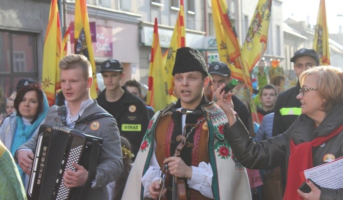 Zespół "Rabczanie" z Rabki-Zdroju akompaniował ząbkowiczanom podczas orszaku