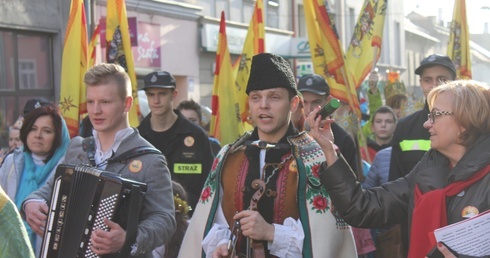 Zespół "Rabczanie" z Rabki-Zdroju akompaniował ząbkowiczanom podczas orszaku