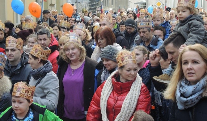 Rzesza bielszczan i ich gości na 7. Orszaku Trzech Króli w stolicy Podbeskidzia