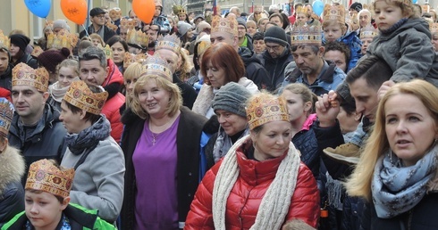 Rzesza bielszczan i ich gości na 7. Orszaku Trzech Króli w stolicy Podbeskidzia