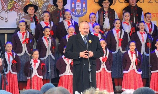 Burmistrz Mirosław Sitko na skoczowskiej scenie orszakowej