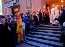 Ks. Piotr Żądło przed Najświętszym Sakramentem modlił się za Kościół i parafię