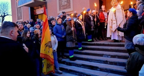Ks. Piotr Żądło przed Najświętszym Sakramentem modlił się za Kościół i parafię