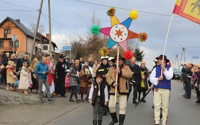 Za gwiazdą szli szukając Zbawiciela, który narodził się w Betlejem