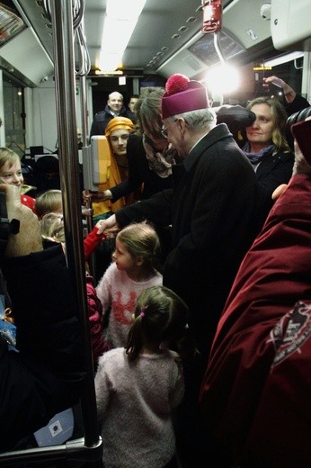 Kolędowanie z abp. Jędraszewskim w tramwaju MPK