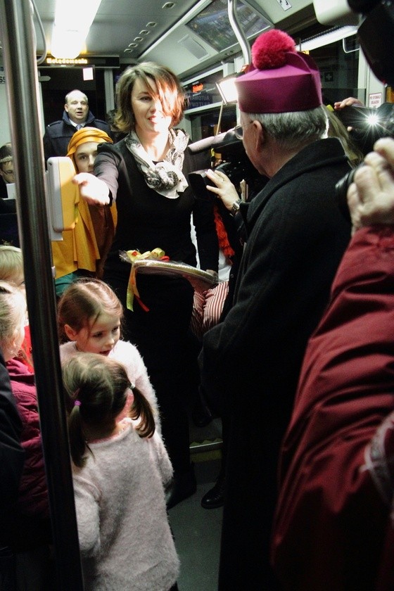 Kolędowanie z abp. Jędraszewskim w tramwaju MPK