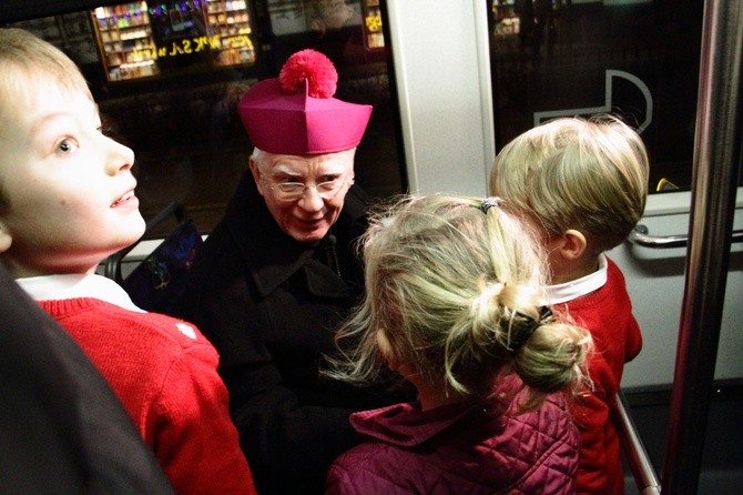 Kolędowanie z abp. Jędraszewskim w tramwaju MPK