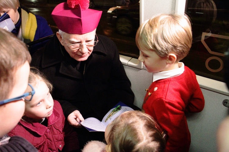 Kolędowanie z abp. Jędraszewskim w tramwaju MPK