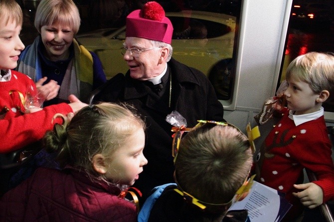 Kolędowanie z abp. Jędraszewskim w tramwaju MPK