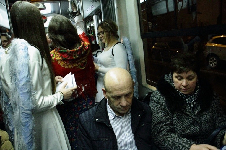 Kolędowanie z abp. Jędraszewskim w tramwaju MPK