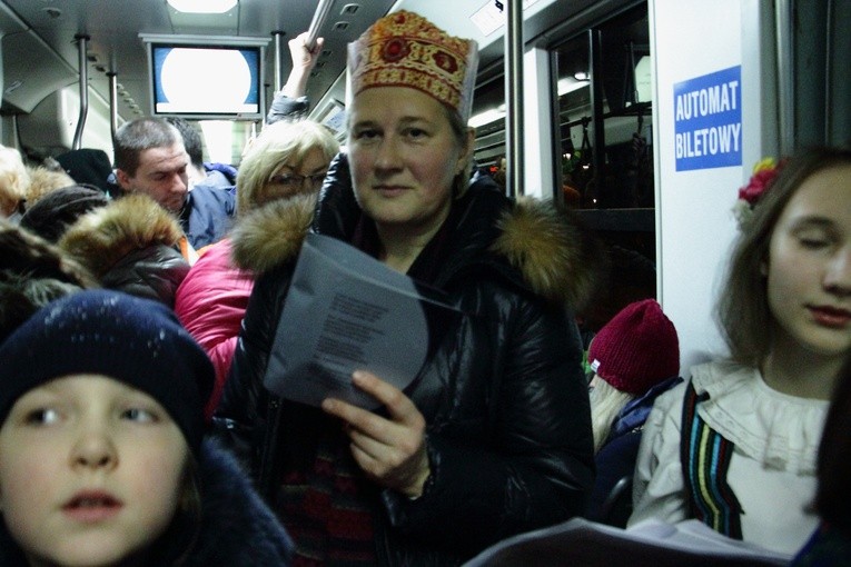 Kolędowanie z abp. Jędraszewskim w tramwaju MPK