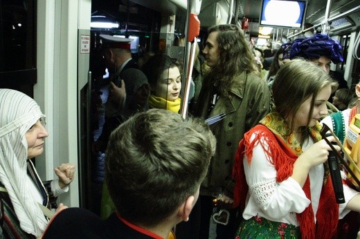 Kolędowanie z abp. Jędraszewskim w tramwaju MPK