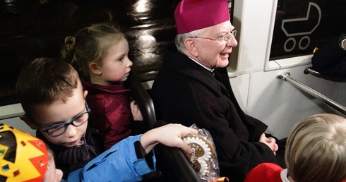 Kolędowanie z abp. Jędraszewskim w tramwaju MPK