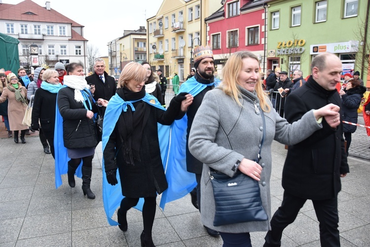 Uczestnicy orszaku zostali zaproszeni do odtańczenia poloneza na przasnyskim rynku