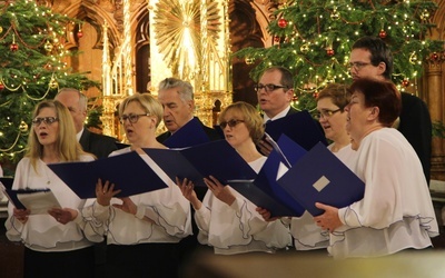 Parafialny Chór "Gloria Dei" śpiewa w parafialnym kościele pw. św. Józefa na Mszach św. w niedzielę i każdą uroczystość kościelną o 9.30