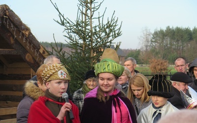 W tej jednej z najmłodszych parafii, przy żywej szopce na wspólnym kolędowaniu spotkali się aniołowie, królowie, pasterze i licznie zgromadzeni wierni