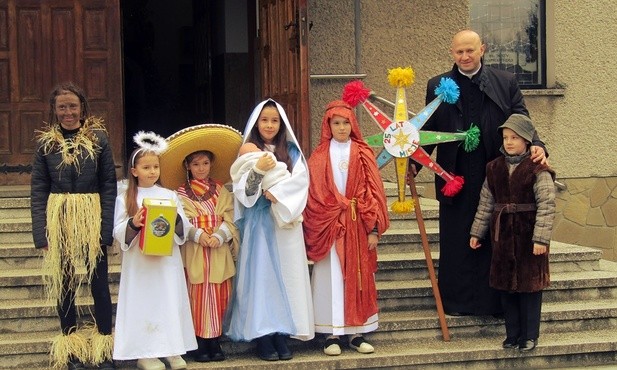 Mali kolędnicy, młodzi muzycy i kapela z Krościenka