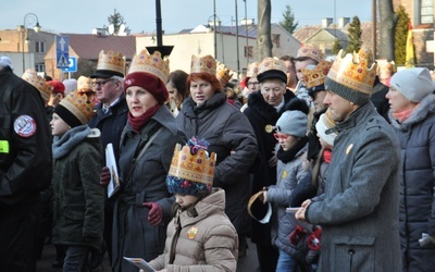 Z koronami na głowie i kolędą na ustach na ulicach Sierpca