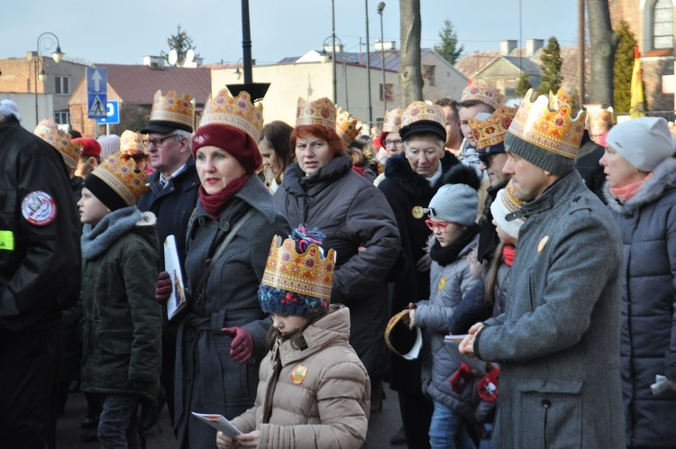 Z koronami na głowie i kolędą na ustach na ulicach Sierpca