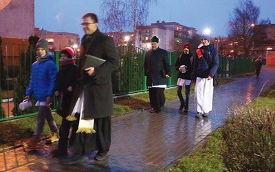 Początek roku to czas, kiedy częściej niż zwykle spotykamy kapłanów na ulicach naszych osiedli.