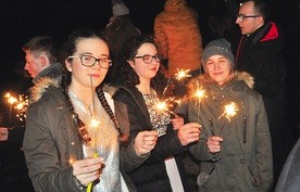 W ostatnią noc roku młodzi nie tylko obejrzeli pokaz fajerwerków, ale i sami zapalili zimne ognie.