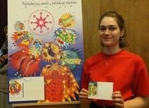 Anna Myszkowiak z zaprojektowaną przez siebie kartką pocztową