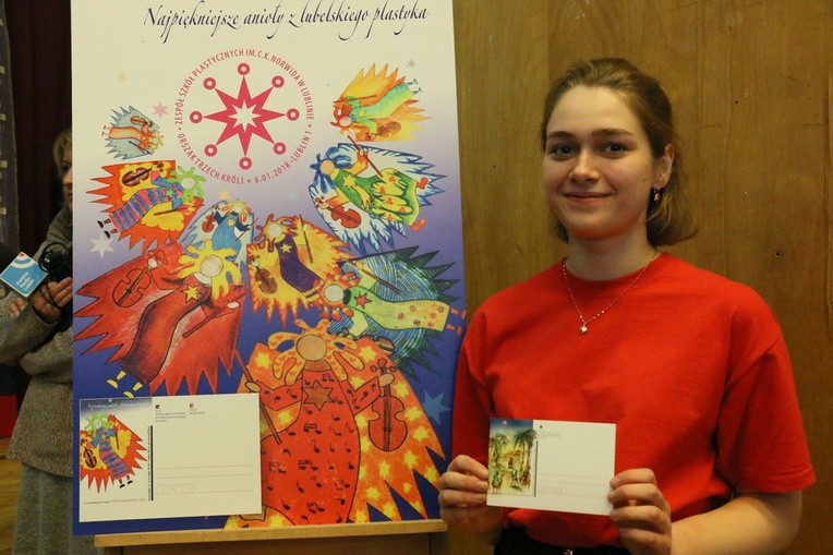 Anna Myszkowiak z zaprojektowaną przez siebie kartką pocztową