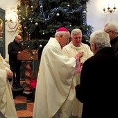Biskup Andrzej F. Dziuba przyjmuje dary ołtarza.