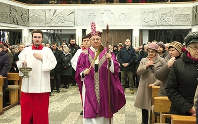 Abp Stanisław Budzik poświęcił odnowione wnętrze. 