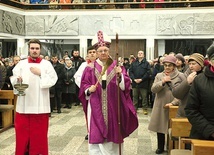 Abp Stanisław Budzik poświęcił odnowione wnętrze. 